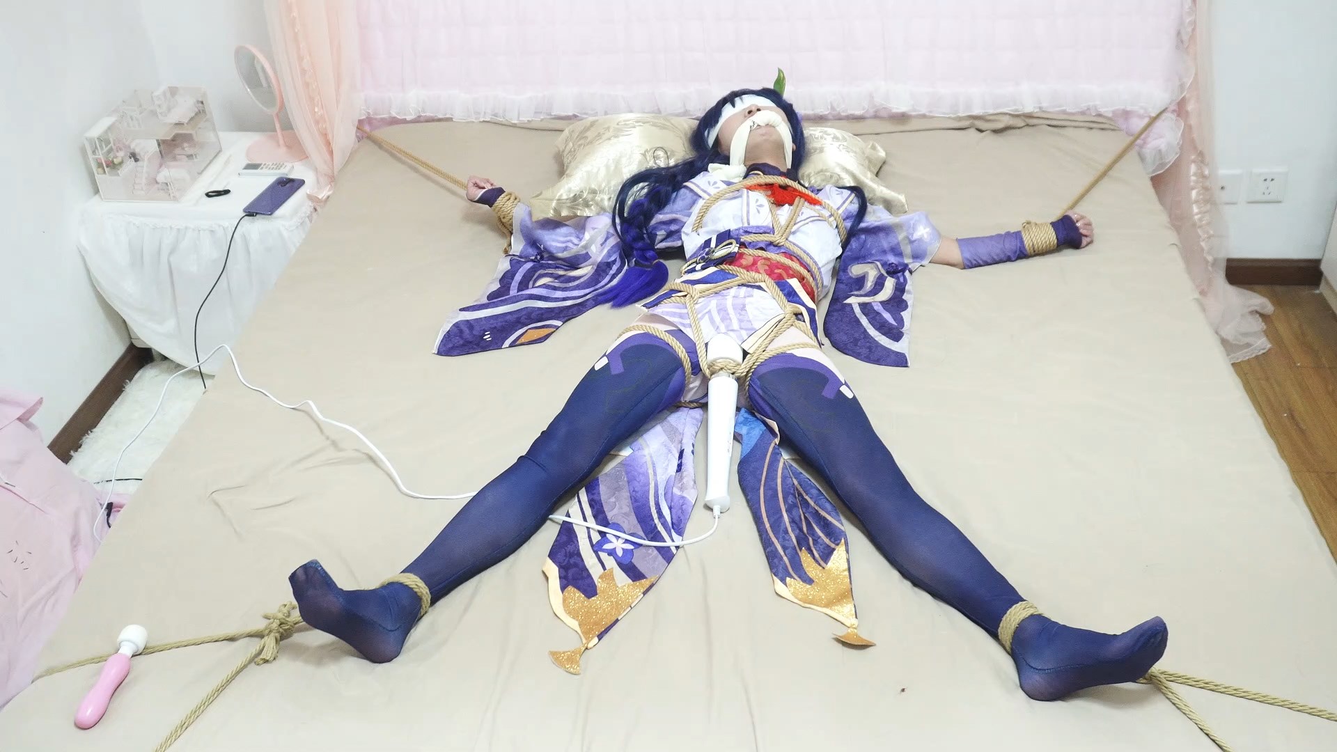 Genshin cosplay bondage